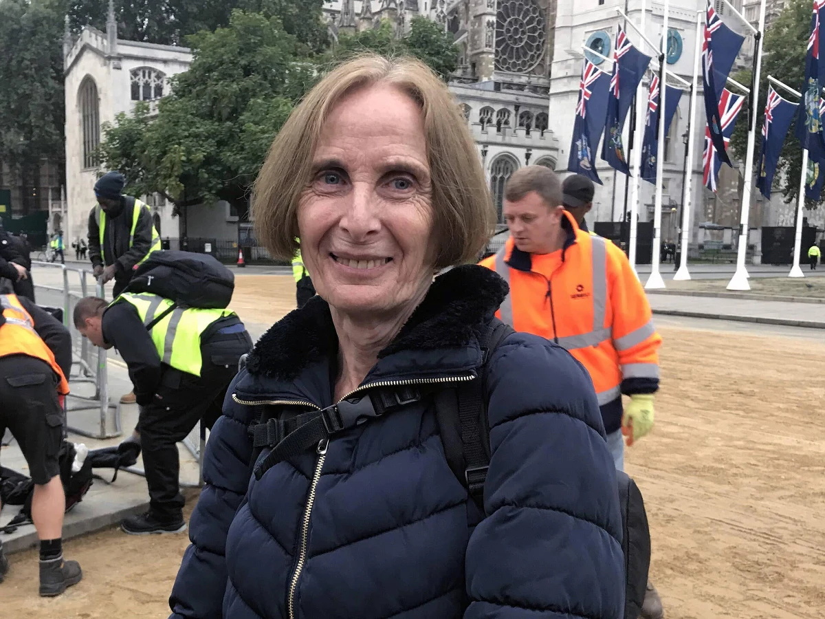 Christina Heerey, pracownik Royal Air Force, była ostatnią osobą, która oddała hołd królowej Elżbiecie II. Heerey stała dwa razy w kolejce do trumny z ciałem zmarłej monarchini.