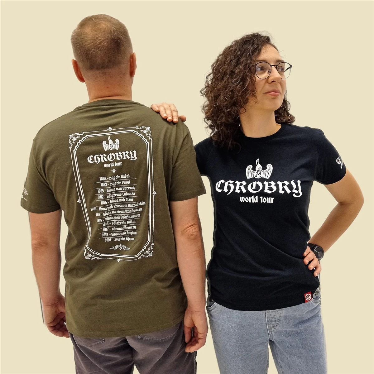 Miał promować historię, a wzbudził zaniepokojenie i zgorszenie. Na facebookowej stronie Muzeum Początków Państwa Polskiego w Gnieźnie opublikowano post z koszulkami, na których znalazła się lista podbojów Bolesława Chrobrego. Projekt jest o tyle nietypowy, że przypomina trasę koncertową.