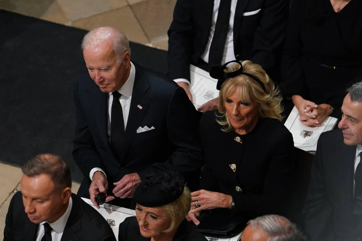 Prezydent Stanów Zjednoczonych Joe Biden na pogrzebie królowej Elżbiety II siedział za prezydentem Polski Andrzejem Dudą - to jedna z najbardziej komentowanych informacji związanych z pogrzebem zmarłej brytyjskiej monarchini. Prezydent USA wraz ze swoją żoną Jill Biden usiedli w 14. rzędzie, polski przywódca z Pierwszą Damą - w 13.