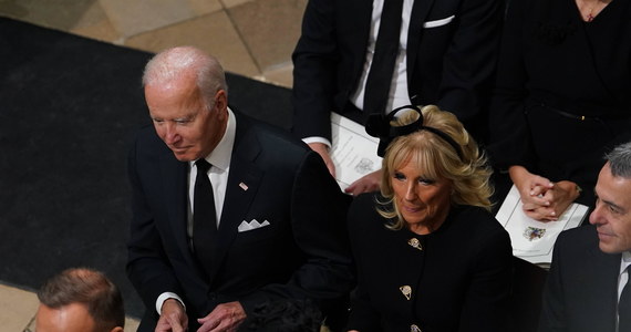 Prezydent Stanów Zjednoczonych Joe Biden na pogrzebie królowej Elżbiety II siedział za prezydentem Polski Andrzejem Dudą - to jedna z najbardziej komentowanych informacji związanych z pogrzebem zmarłej brytyjskiej monarchini. Prezydent USA wraz ze swoją żoną Jill Biden usiedli w 14. rzędzie, polski przywódca z Pierwszą Damą - w 13.