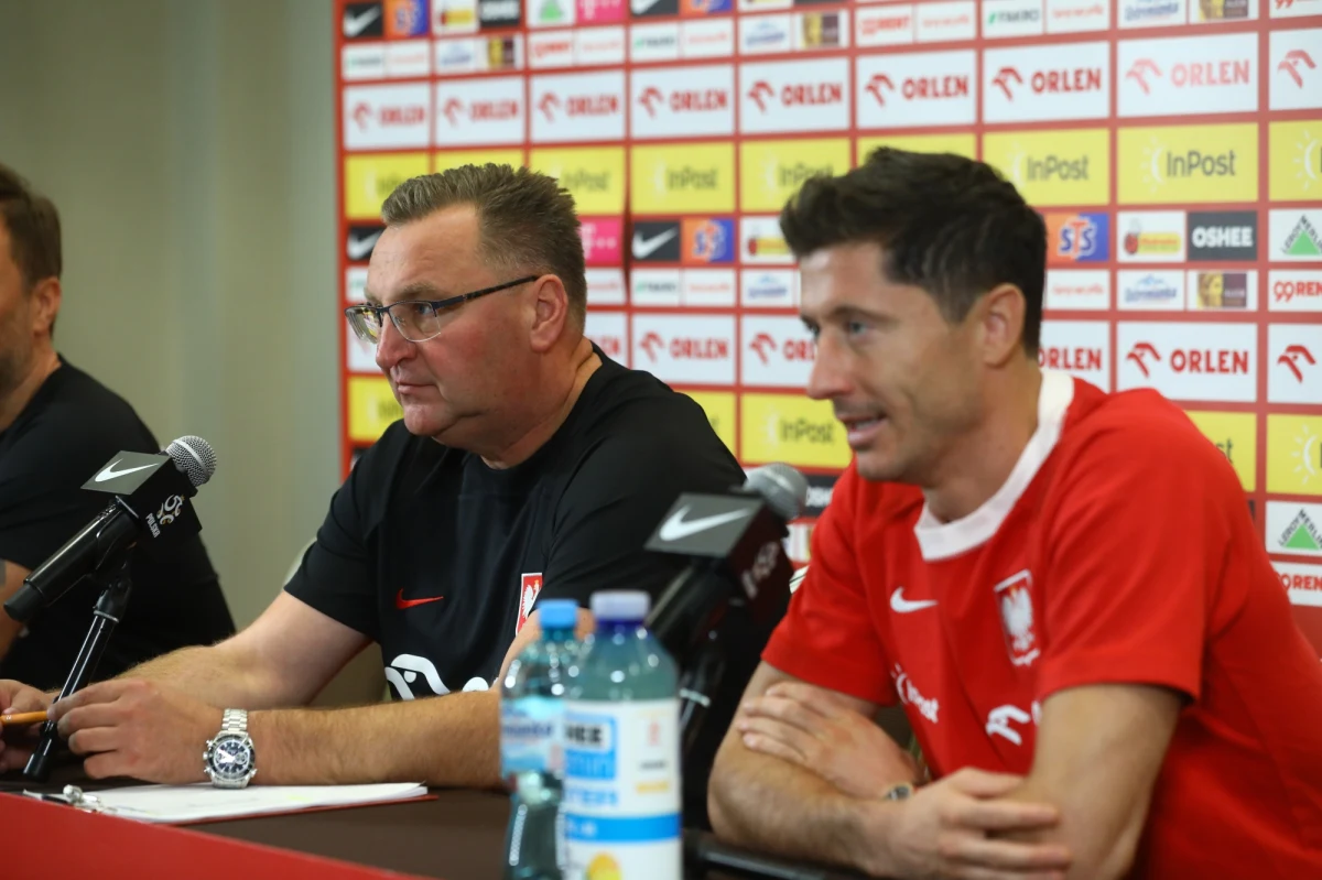 "Z naszej perspektywy, wśród zawodników, których powołaliśmy, wszyscy są zdrowi. Brakuje jeszcze kilku piłkarzy, którzy dzisiaj przylecą na zgrupowanie" - zapewnił Czesław Michniewicz na konferencji prasowej przed meczami Polski z Holandią i Walią w piłkarskiej Lidze Narodów. "Wiemy, na jakich pozycjach mamy wakaty i gdzie brakuje zawodników, żeby mieć stabilizację i pole manewru. Dla nas to wyzwanie, aby sobie z tym poradzić" – mówił natomiast Robert Lewandowski.