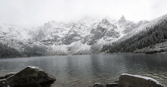 17 centymetrów śniegu leży na szczycie Kasprowego Wierchu. Dokładnie tyle samo w Dolinie Pięciu Stawów Polskich i trzy centymetry mniej na Hali Gąsienicowej. W Tatrach zagościła prawdziwa zima i ratownicy górscy zalecają zabieranie na wycieczki zimowego ubioru i zimowego sprzętu, takich jak raki czy czekan. 