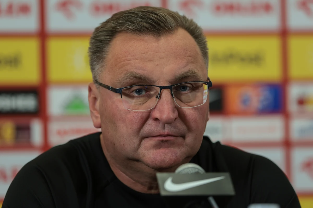 To ostatnie zgrupowanie piłkarskiej reprezentacji Polski przed mundialem! Biało-czerwoni rozegrają w tym tygodniu dwa mecze: z Holandią w Warszawie i z Walią w Cardiff. Cieszyć może nas wysoka forma Roberta Lewandowskiego i Arkadiusza Milika. Martwią natomiast kontuzje m.in. nieobecnego Matty’ego Casha czy dopiero wracającego do treningów Wojciecha Szczęsnego. Jest też sporo niewiadomych. Chodzi np. o formę Grzegora Krychowiaka, który zdecydował się na egzotyczny kierunek w klubowej karierze. Pytanie również, jak Czesław Michniewicz zestawi środek pola na najbliższe mecze. Co wiemy na początku zgrupowania i jakie są jeszcze wątpliwości przed najbliższymi meczami?