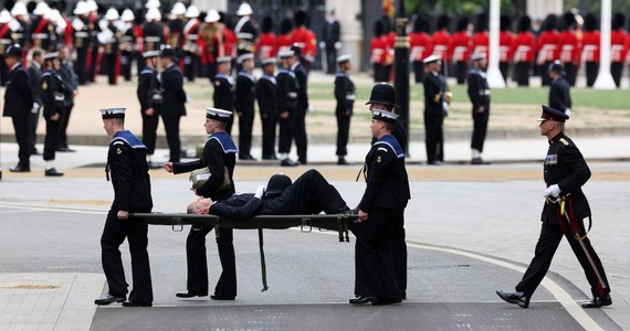 Jeden z funkcjonariuszy policji, który pełnił służbę podczas uroczystości pogrzebowych królowej Elżbiety II, zemdlał. Mężczyzna został wyniesiony z tłumu na noszach. Również wśród cywilów było sporo osób, które potrzebowały wsparcia.