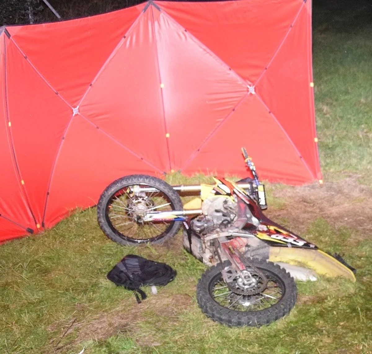 ​15-letni motocyklista, który w sobotę wieczorem w Ludźmierzu na drodze wojewódzkiej nr 957 śmiertelnie zderzył się z samochodem osobowym, kierował bez wymaganych uprawnień nieoświetlonym crossem, a pojazd nie był dopuszczony do ruchu i nie posiadał ubezpieczenia OC - podała w poniedziałek policja.