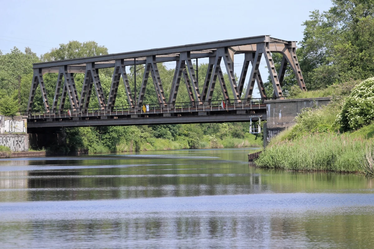 ​Od dziś znów można korzystać z wód Kanału Gliwickiego na odcinku od zachodniej granicy woj. śląskiego do śluzy Rudziniec - zdecydował wojewoda śląski, który nie przedłużył obowiązującego od dwóch tygodni zakazu w tym zakresie. Powodem zakazu był obserwowany na tym odcinku kanału pomór ryb.