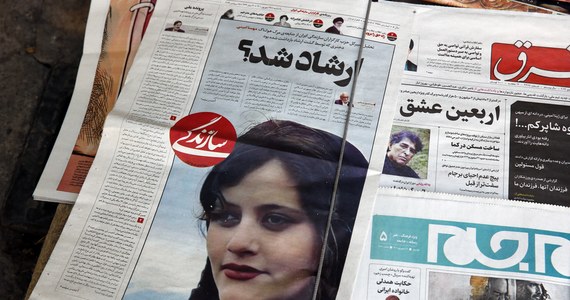 Pięć osób zginęło w kurdyjskim regionie Iranu w trakcie protestów w związku ze śmiercią młodej Iranki, która zmarła po zatrzymaniu jej przez policję ds. moralności, egzekwującej surowe przepisy dotyczące nakrycia głowy - poinformowały kurdyjskie grupy prawnicze. Teheran nie potwierdził tych danych. 