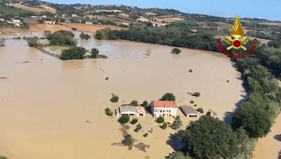 Włochy: Starożytny most wytrzymał uderzenie fali powodziowej. Nowoczesne - runęły