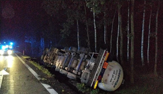 Cysterna z gazem potrąciła pieszego. Auto dachowało 