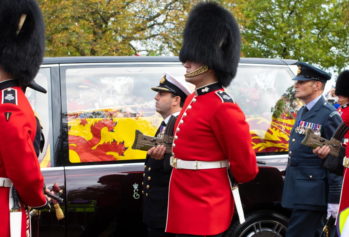 W Wielkiej Brytanii zakończyła się żałoba narodowa wprowadzona po śmierci królowej Elżbiety II i w związku z tym we wtorek rano flagi podniesione zostały z powrotem do pełnej wysokości masztu. Żałoba jeszcze przez tydzień obowiązywać będzie w rodzinie królewskiej.