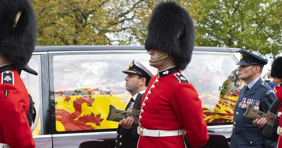 W Wielkiej Brytanii zakończyła się żałoba narodowa wprowadzona po śmierci królowej Elżbiety II i w związku z tym we wtorek rano flagi podniesione zostały z powrotem do pełnej wysokości masztu. Żałoba jeszcze przez tydzień obowiązywać będzie w rodzinie królewskiej.