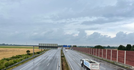 W związku z myciem ekranów przy autostradzie A1 we wtorek częściowo nieprzejezdny będzie odcinek trasy w okolicach Piotrkowa Trybunalskiego (Łódzkie). W środę i czwartek w obrębie węzła Piotrków Trybunalski Południe utrudnienia spowodowane będą pracami montażowymi.

