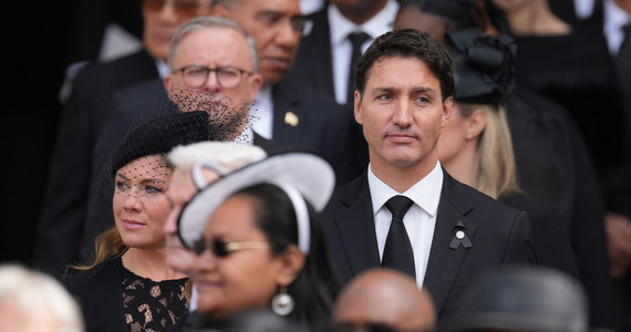 Premier Kanady Justin Trudeau zaśpiewał "Bohemian Rhapsody" zespołu Queen. Nie byłoby w tym nic szokującego, gdyby nie fakt, że zrobił to w hotelu w Londynie na dwa dni przed pogrzebem królowej Elżbiety II.