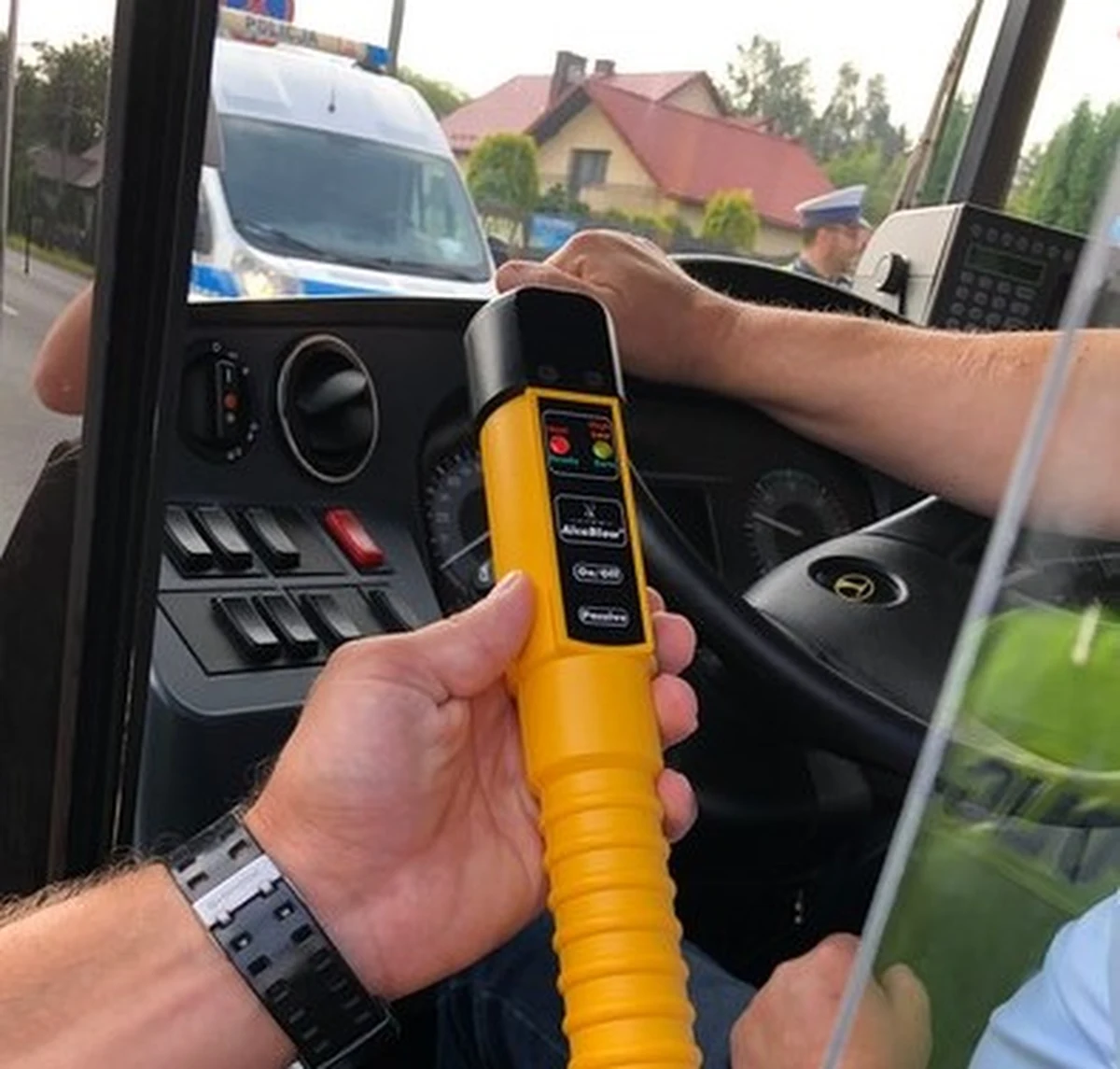 Krośnieńscy policjanci zatrzymali kierowcę, który znajdował się pod wpływem alkoholu. Mężczyzna miał zawieźć uczniów na szkolną wycieczkę. 51-latek stracił prawo jazdy, a na jego konto wpłynęło 15 punktów karnych. Ponadto, grozi mu kara aresztu lub wysoka grzywna.