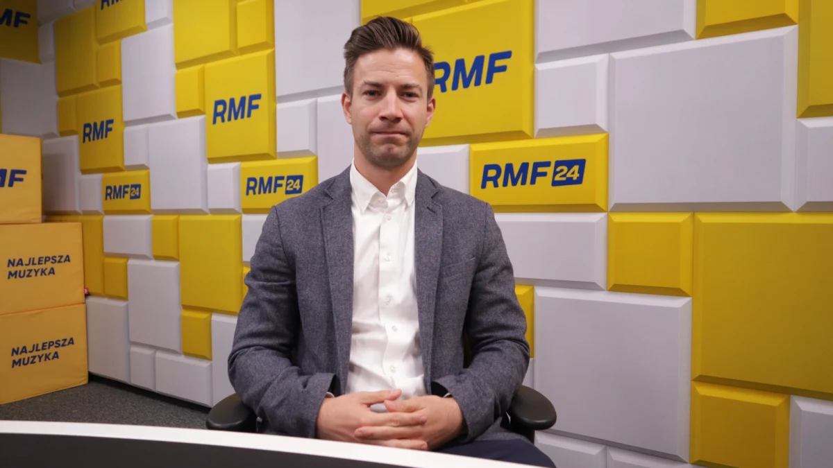 „Wydaje się, że gospodarstwa domowe są bezpieczne, ponieważ roczne zużycie gazu w gospodarstwach domowych to 3 miliardy metrów sześciennych, a tyle mniej więcej mamy w magazynach, które są zapełnione. Nie można natomiast wykluczyć ograniczenia dostaw do przemysłu. W razie problemów z dostawami i jakiegoś skoku zapotrzebowania, trzeba będzie wprowadzić stopnie zasilania, znane z rynku energii elektrycznej i to się może wydarzyć w całej Europie. W tym sezonie grzewczym wiele może się wydarzyć, nie wiemy, co szykuje Władimir Putin, dlatego ograniczenie zużycia surowców jest wskazane już teraz dla dobra gospodarki i ze względów bezpieczeństwa” - powiedział w Rozmowie w południe w RMF FM Wojciech Jakóbik, analityk portalu BiznesAlert.pl.