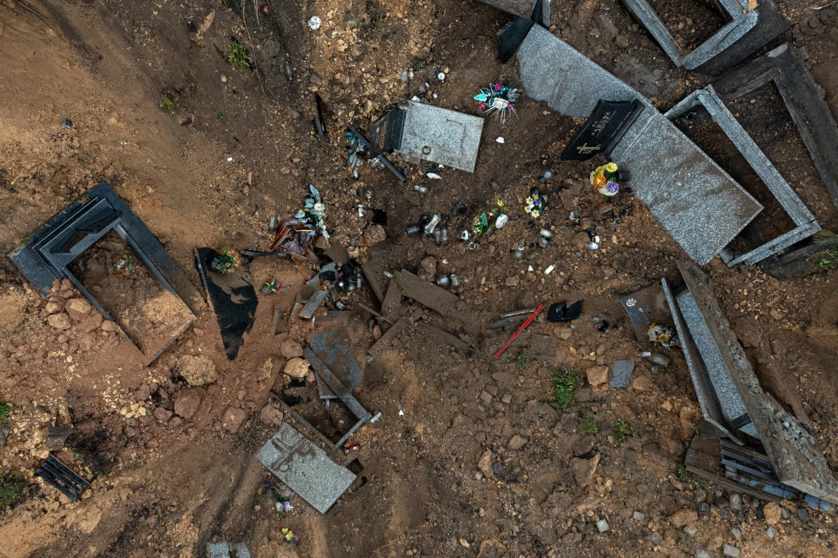 W czwartek mają rozpocząć się specjalistyczne badania gruntu w małopolskiej Trzebini. Dziś nad ranem ziemia zapadła się na terenie miejscowego cmentarza przy ul. Jana Pawła II. Zniszczonych zostało kilkadziesiąt nagrobków. Mieszkańcy Trzebini obawiają się kolejnych zapadlisk i domagają się natychmiastowej reakcji władz. "Nie da się w tym momencie zapobiec kolejnym zapadnięciom ziemi" – przyznaje rzecznik prasowy Spółki Restrukturyzacji Kopalń Wojciech Jaros. Wiadomo, że teren zagrożony zapadliskami to obszar aż 280 hektarów. 