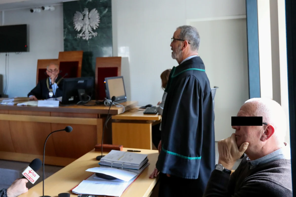 Trzech lat bezwzględnego więzienia i zakazu egzaminowania na prawo jazdy dla Edwarda R. domagają się prokurator i oskarżyciel posiłkowy. Podczas egzaminu prowadzonego przez mężczyznę na przejeździe kolejowym w Szaflarach zginęła 18-latka. Przed Sądem Rejonowym w Nowym Targu dobiega końca proces w tej sprawie.