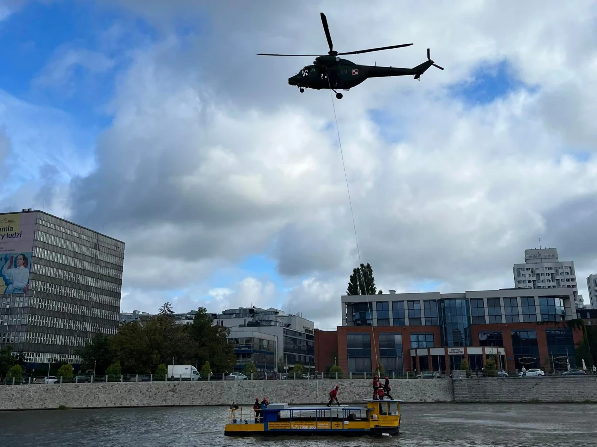 ​We Wrocławiu rozpoczęły się dziś duże, dwudniowe ćwiczenia "ODRA 2022". Bierze w nich udział około 300 strażaków z różnych województw. Na miejscu są też między innymi policjanci i ratownicy WOPR. Służby ćwiczą wspólnie organizację akcji ratowniczej podczas powodzi.