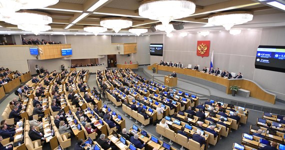 Rosyjski parlament przyjął projekt ustawy o zaostrzeniu kar za dezercję, zniszczenie mienia wojskowego i niesubordynację. Kary dotyczą żołnierzy uczestniczących w "wojskowej mobilizacji" lub "sytuacji walki".