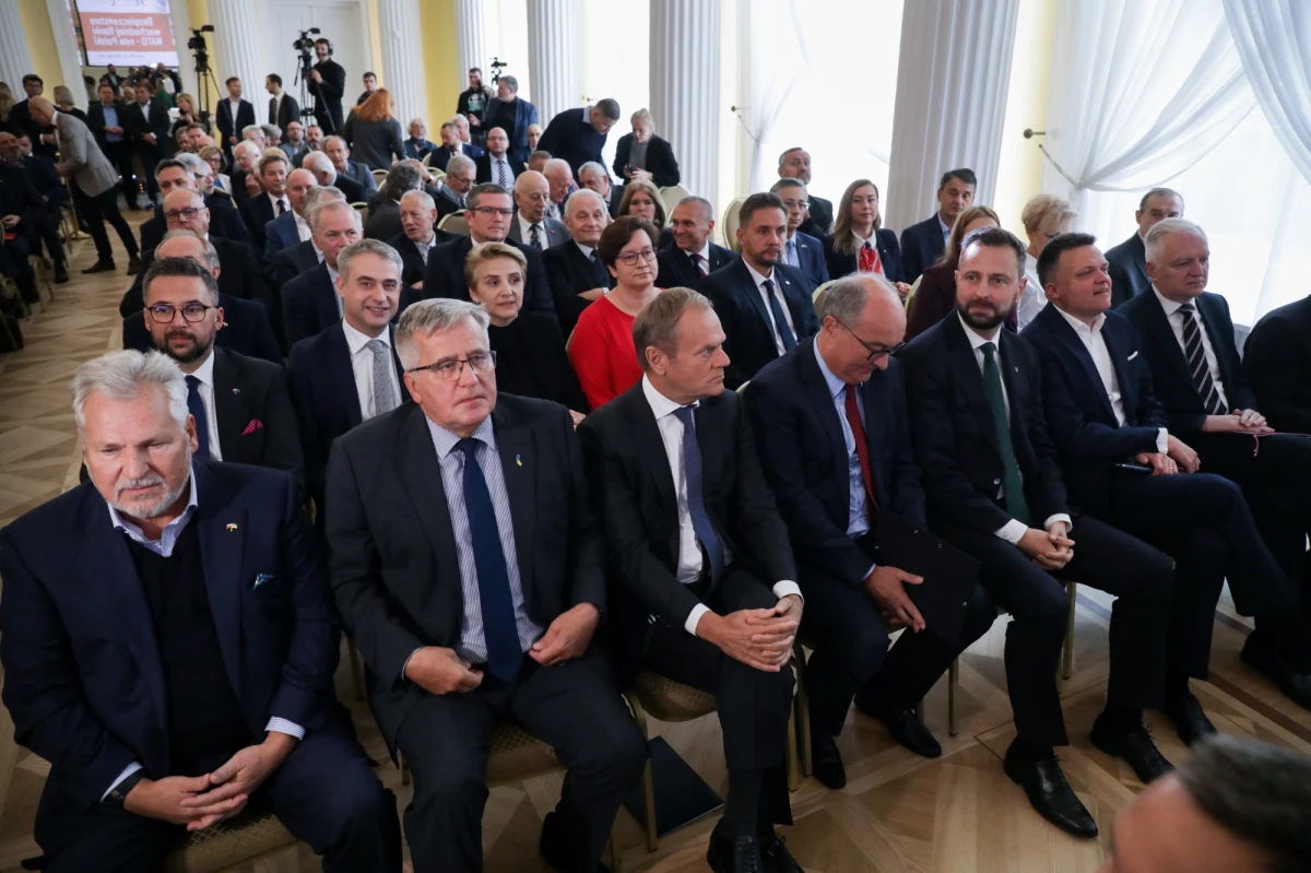 "Niezależne od tego, w jakich blokach pójdziemy, trzeba przywrócić elementarne poczucie bezpieczeństwa, zaczynając od odbudowy wspólnoty narodowej" - mówił prezes Polskiego Stronnictwa Ludowego w czasie spotkania liderów opozycji, które odbyło się w Warszawie. "Nie jest najważniejsze, czy będzie lista jedna, czy dwie, czy trzy. Ważne jest to, by te listy były zwycięskie, by odsunąć PiS od władzy" - przekonywał jeden z liderów Nowej Lewicy - wicemarszałek Sejmu Włodzimierz Czarzasty. 