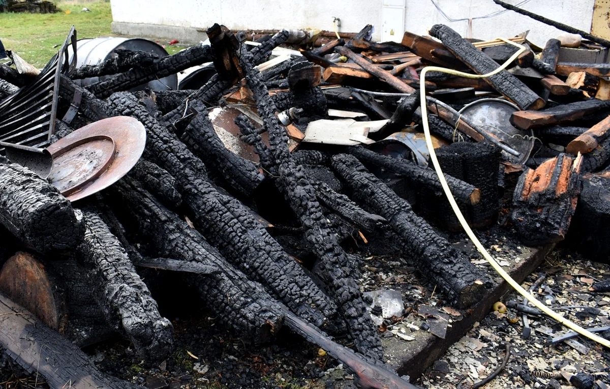 Policjanci zatrzymali 60-latka, który podpalił budynek gospodarczy w gminie Jodłownik ( Małopolskie). W wyniku pożaru ogień przeniósł się na budynek mieszkalny, w którym przebywała kobieta - jego siostrzenica- wraz z trójką dzieci.
