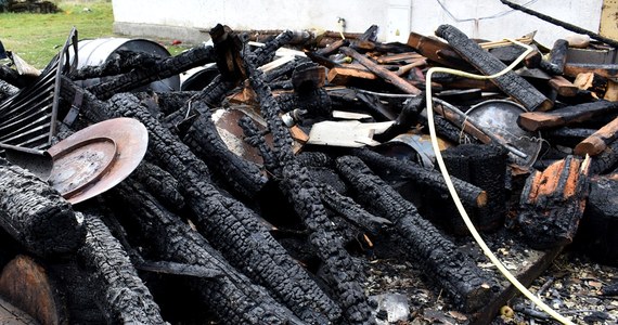 Policjanci zatrzymali 60-latka, który podpalił budynek gospodarczy w gminie Jodłownik ( Małopolskie). W wyniku pożaru ogień przeniósł się na budynek mieszkalny, w którym przebywała kobieta - jego siostrzenica- wraz z trójką dzieci.
