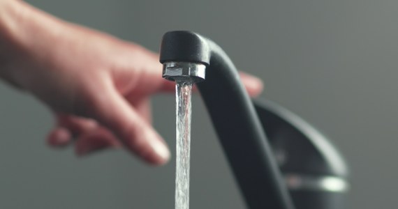 Zakaz picia wody z kranu wprowadzono w gminie Sabnie w powiecie sokołowskim na Mazowszu. Powodem jest zanieczyszczenie wody bakteriami coli.