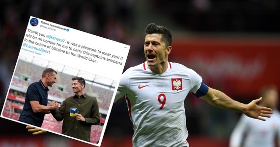 Na Stadionie Narodowym Robert Lewandowski odebrał z rąk byłego reprezentanta i trenera Ukrainy Andrija Szewczenki opaskę kapitańską w barwach tego kraju. Będzie ją nosił podczas meczów MŚ w Katarze. "To dla mnie wielki zaszczyt" - powiedział.