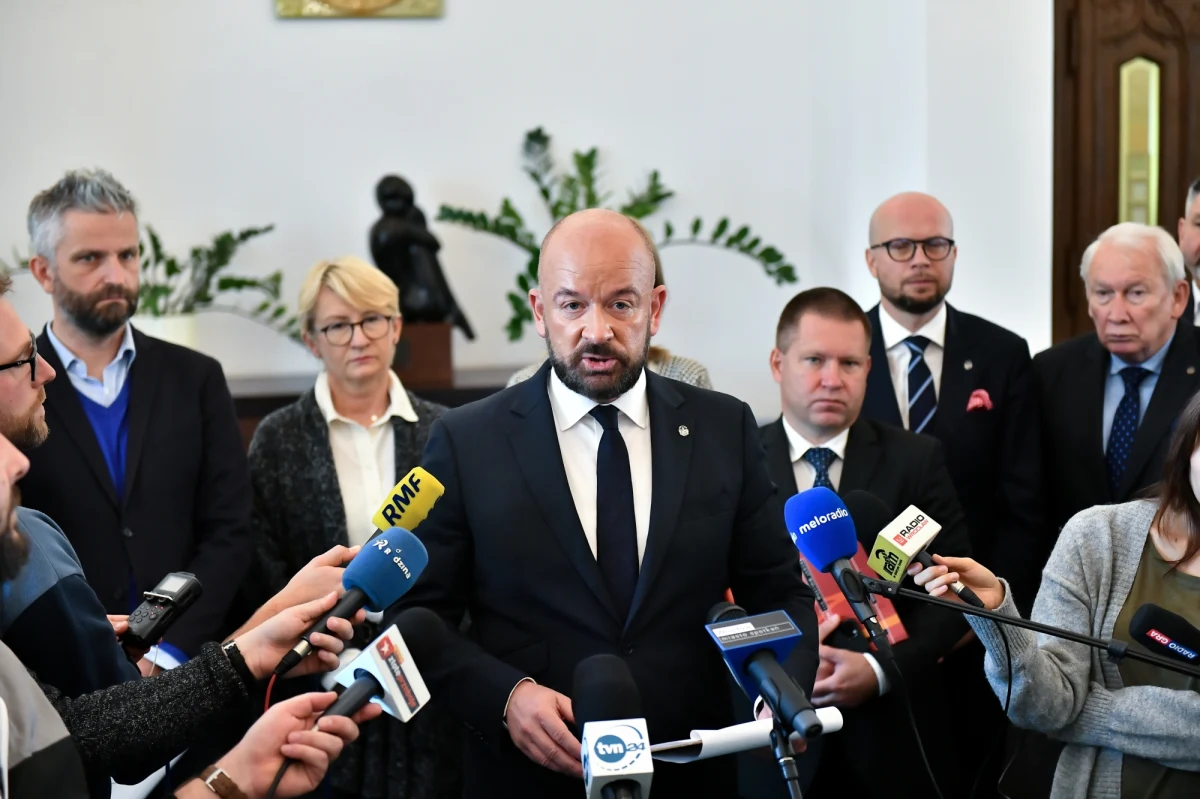 339 milionów złotych - o tyle więcej Wrocław miałby zapłacić w przyszłym roku za energię elektryczną na oświetlenie miasta, zasilanie tramwajów oraz szkół, przedszkoli i instytucje kultury. Zaproponowana oferta wyższa jest o ponad 500 procent w stosunku do tegorocznych cen, dlatego prezydent Wrocławia Jacek Sutryk podjął decyzję o unieważnieniu przetargu.