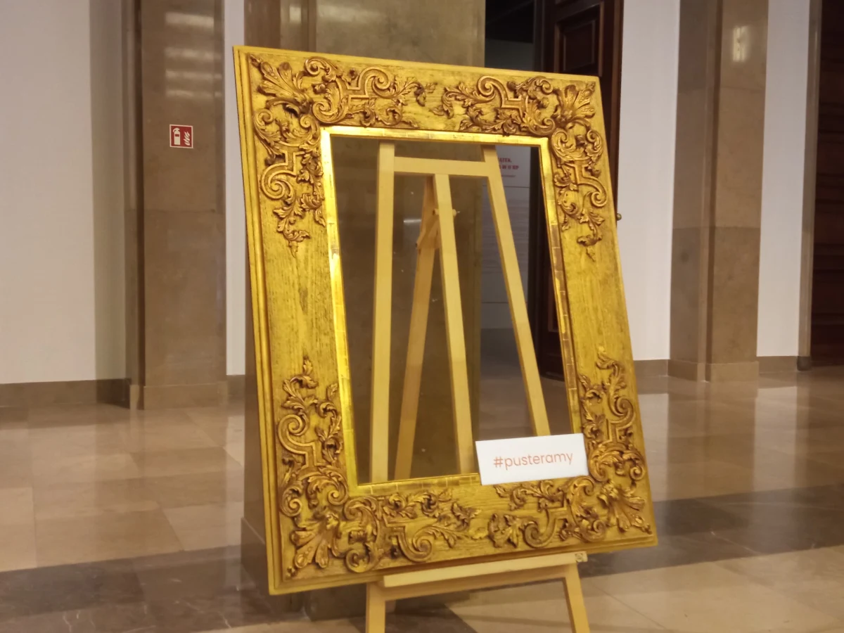 Około pół miliona dzieł utraciła Polska w czasie drugiej wojny światowej. W przypadku Muzeum Narodowego w Krakowie to jest 1700 obiektów: Muzeum Narodowe około 1000, Muzeum Czartoryskich poniosło straty rzędu 700 dzieł sztuki. Niektóre zostały odzyskane. Wróciła "Dama z gronostajem" autorstwa Leonarda da Vinci i "Krajobraz z miłosiernym Samarytaninem" Rembrandta. Wiele jednak dzieł zaginęło. Symbolizują je od kilku dni puste ramy wystawione w muzeach w całej Polsce.