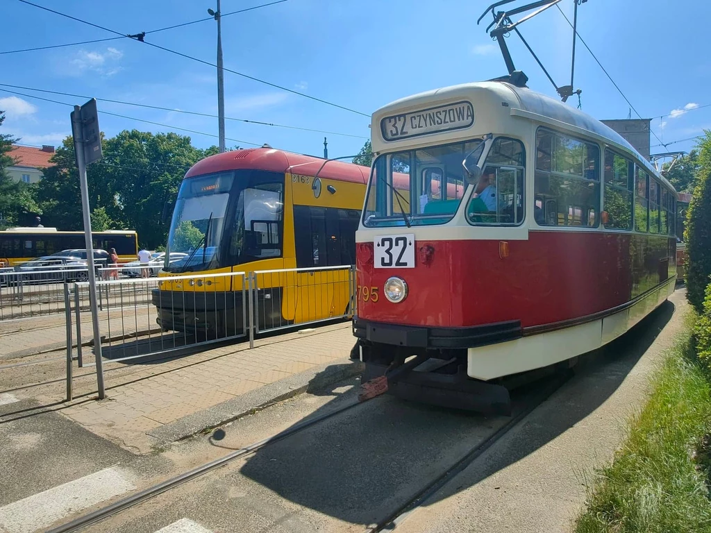 Chociaż na ulicach wiekowe pojazdy, jak ten zabytkowy tramwaj z Warszawy po prawej, wyjeżdżają najczęściej tylko jako atrakcja, komunikacja miejska przestała zdobywać nowych klientów