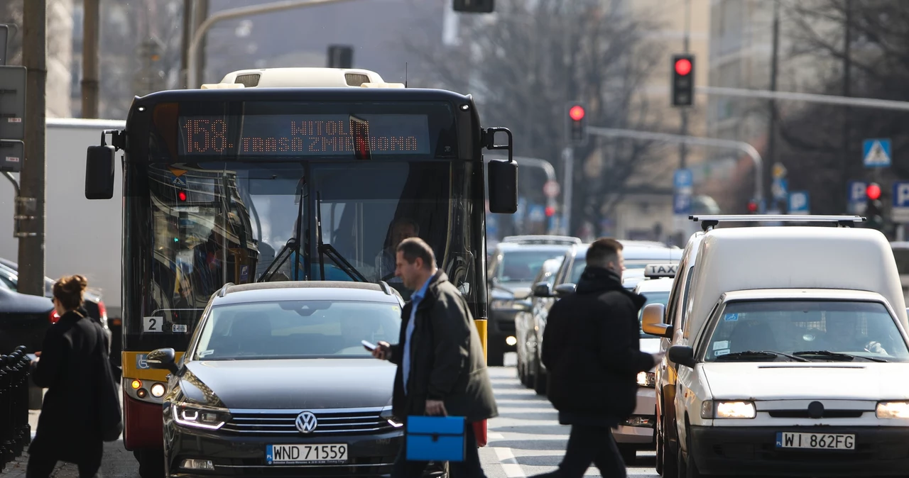 Transport zbiorowy wpadł najpierw w epidemiczne, a później inflacyjne turbulencje. Jak mu pomóc, nie ograniczając siatki połączeń?