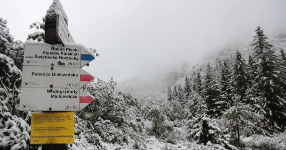 Ratownicy TOPR ogłosili we wtorek po południu pierwszy stopień zagrożenia lawinowego. Zagrożenie obowiązuje w Tatrach od wysokości 1800 m n.p.m. Na Kasprowym Wierchu leży już ok. 30 cm śniegu.