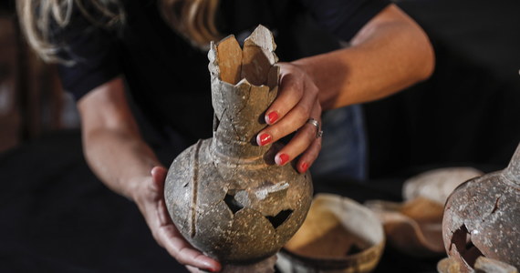 Izraelscy archeolodzy odkryli pozostałości opium w datowanych na XIV wiek p.n.e. naczyniach ceramicznych. Tym samym dostarczono dowód na poparcie teorii, że halucynogenna substancja była używana podczas starożytnych rytuałów pogrzebowych.