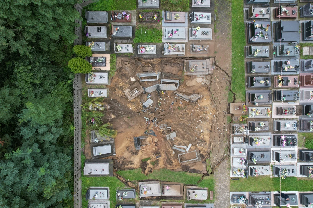 W środę ma odbyć się posiedzenie zespołu ekspertów, który określi, czy możliwe jest przeprowadzenie ekshumacji ludzkich zwłok z zapadliska na cmentarzu w Trzebini – przekazał burmistrz miasta Jarosław Okoczuk. "Jestem przekonany, że żadna poszkodowana rodzina nie zostanie pominięta" - zapewnił. Podkreślił też, że ma nadzieję, że problem zapadliska uda się szybko rozwiązać i 1 listopada cmentarz będzie już dostępny dla wszystkich, którzy będą chcieli odwiedzić groby swoich bliskich. 