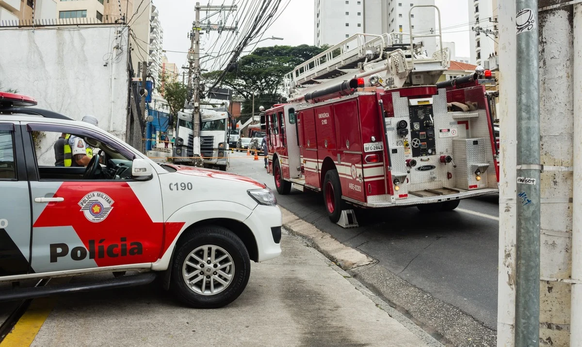 Co najmniej dziewięć osób zginęło po tym, jak w miejscowości Itapecerica da Serra w brazylijskim stanie São Paulo zawaliła się część magazynu. Do zdarzenia doszło podczas wizyty dwóch kandydatów do brazylijskiego Kongresu Narodowego - podał Reuters.