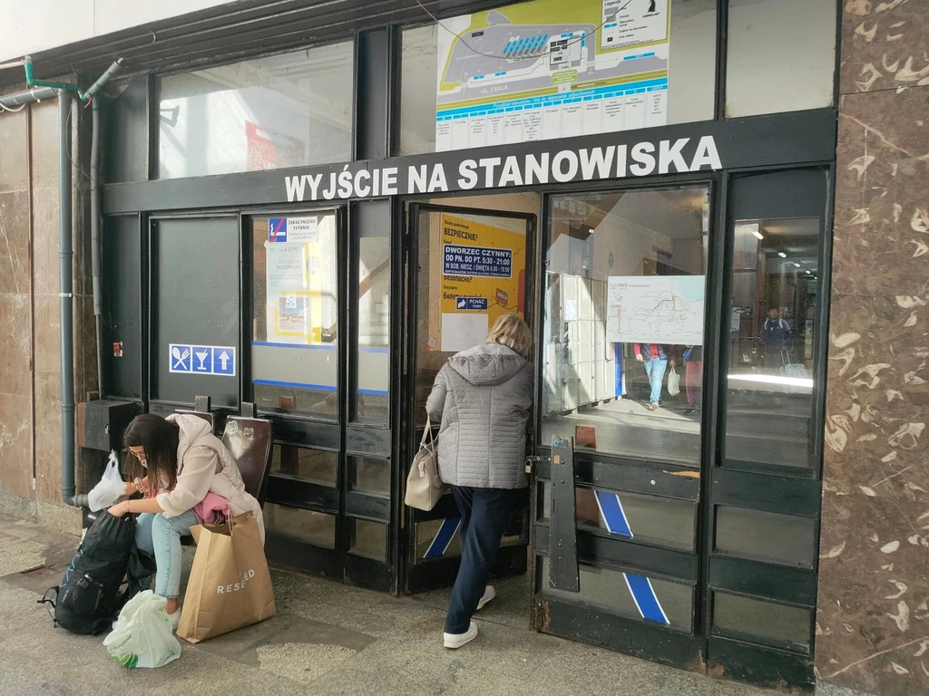 Wyjście na stanowiska, czyli wejście do podziemnego przejścia łączącego poczekalnię z przystankami