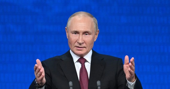 Władimir Putin miał we wtorek wygłosić orędzie do Rosjan. Tak się jednak nie stało. Jak przekazują w mediach społecznościowych prorosyjscy propagandziści, zostało ono przełożone na środę.