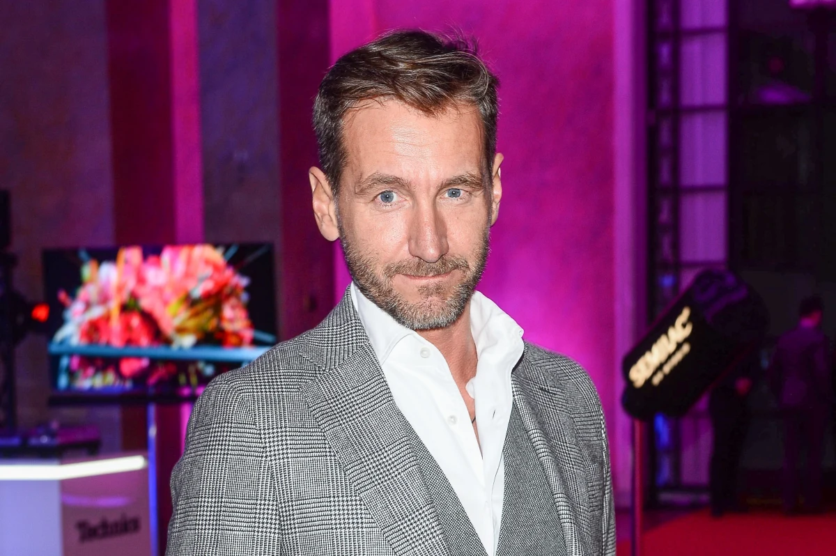 Piotr Kraśko został skazany przez Sąd Rejonowy w Ostrołęce za prowadzenie samochodu bez uprawnień - podaje portal tvp.info. Dziennikarz będzie musiał zapłacić 100 tys. zł kary i ponieść koszty procesu. Od wyroku nie ma odwołania. Prezenter wieczorem zabrał głos w tej sprawie.