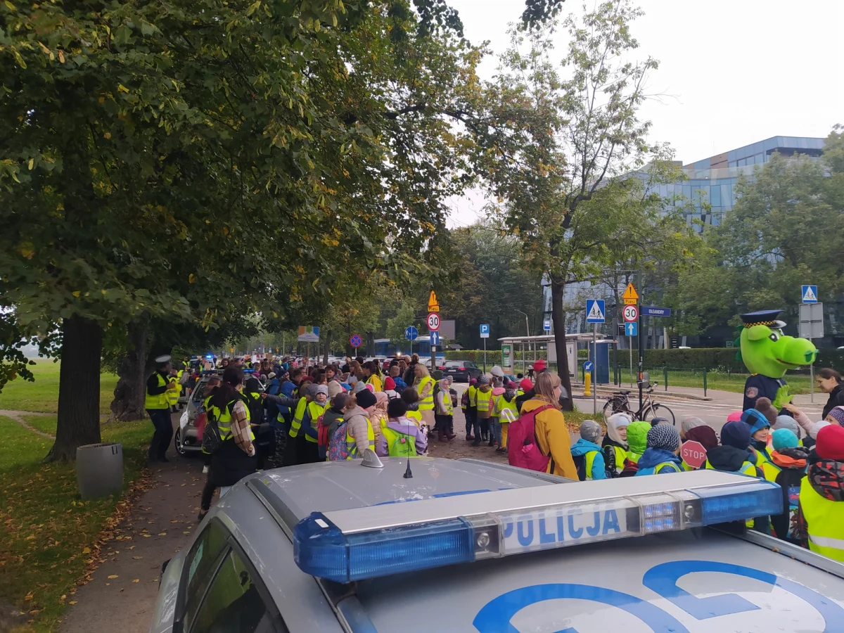 Kilkuset uczniów wraz z krakowską drogówką przemaszerowało dzisiaj rano ulicami miasta, w ramach Europejskiego Tygodnia Zrównoważonego Transportu. Akcja „Pieszo do celu" miała zwrócić szczególną uwagę, na niechronionych uczestników ruchu drogowego. W czwartek z kolei, za darmo będzie można podróżować komunikacją miejską.