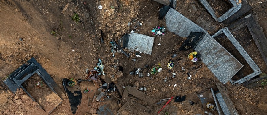 Biegły nie zgodził się na ekshumacje zmarłych pochowanych w grobach, które zapadły się we wtorek w leju na cmentarzu parafialnym w Trzebini (Małopolskie). Powodem takiej decyzji jest zagrożenie dla osób, które miałyby pracować w rejonie zapadliska.