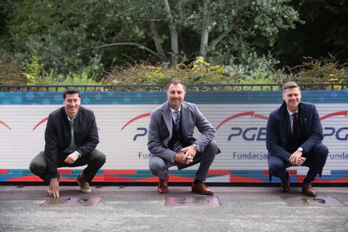 W Alei Gwiazd piłki nożnej na PGE Narodowym odsłonięto kolejne cztery tablice. W szacownym gronie znaleźli się Robert Lewandowski, Łukasz Piszczek i Jerzy Dudek. Czwartą dedykowano reprezentacyjnej arenie, która w tym roku świętuje jubileusz 10-lecia.