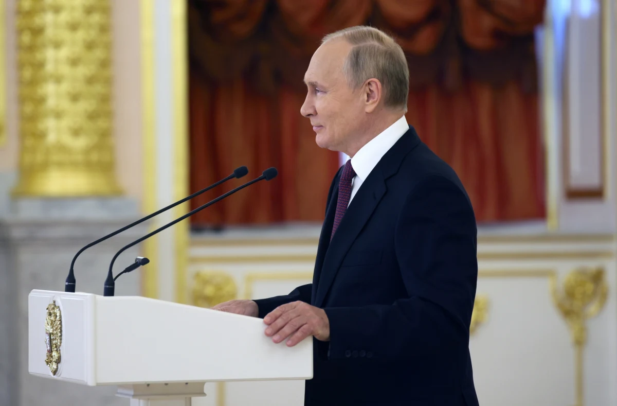 "To jest pewien akt desperacji. Do tej pory Władimir Putin chyba wierzył, że jest w stanie na takim 'zaciągniętym hamulcu' zwyciężyć Ukraińców" - tak Agnieszka Legucka, ekspertka ds. Rosji z Polskiego Instytutu Spraw Międzynarodowych skomentowała w radiu RMF24 ogłoszoną przez Władimira Putina decyzję o częściowej mobilizacji. "Od wczoraj obserwuję wzrost wyszukiwań frazy: 'jak wyjechać z Rosji'. Po 24 lutego z Rosji wyjechało około 400 tysięcy Rosjan. To w szczególności młodzi Rosjanie, głównie mężczyźni. Ponownie będzie ucieczka z Rosji tej właśnie kategorii ludzi, żeby uciec od tej mobilizacji, nawet częściowej" - oceniła. 