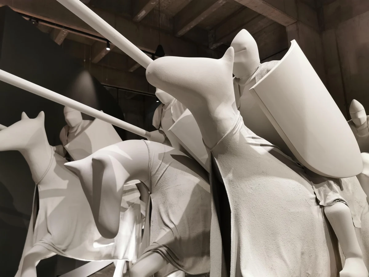 Po czterech latach budowy w środę uroczyście otwarto nowy gmach muzeum Bitwy pod Grunwaldem. Nowa wystawa została zaplanowana tak, aby nie tylko pokazać największą średniowieczną bitwę z 1410 roku, ale też wyjaśnić to, co działo się przed samą bitwą i tuż po niej. Widoczny jest również współczesny trend dotyczący muzeów, czyli łączenie historii z nowymi technologiami. W nowym gmachu muzeum jest też sala rycerska, w której nawet zimą mogą pojedynkować się rycerze.