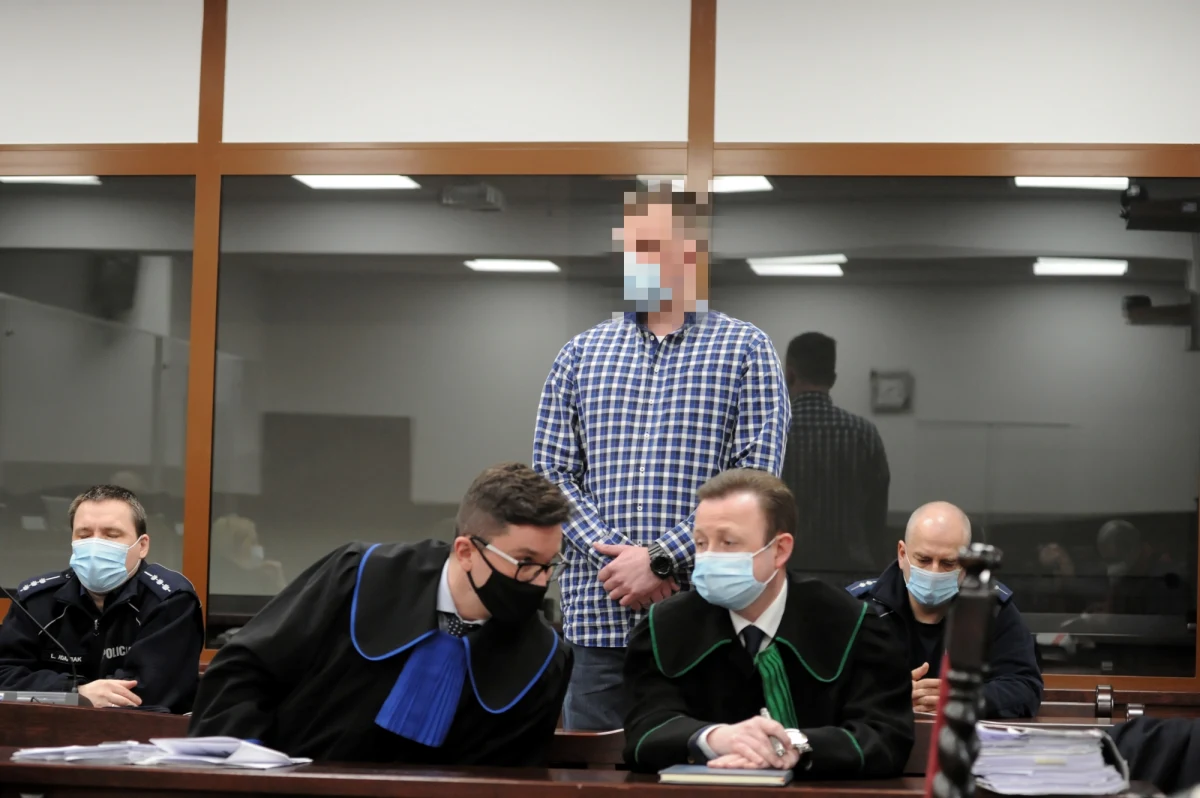 Sąd Okręgowy w Słupsku wydał w środę wyrok w procesie 26-letniej Klaudii K. i jej partnera 29-letniego Daniela P. z Siemirowic. Sąd skazał mężczyznę na 12 lat więzienia za znęcanie się ze szczególnym okrucieństwem nad bliźniaczkami kobiety, gdy te miały 5 lat i spowodowanie u nich obrażeń. Klaudia K. ma spędzić w więzieniu 1,5 roku.