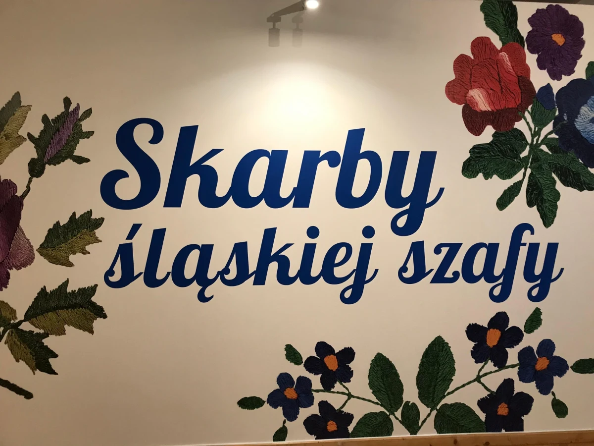 Skarby śląskiej szafy - tak zatytułowano wystawę przygotowaną przez Muzeum Górnośląskie w Bytomiu. Zebrano tam około 800 eksponatów prezentujących wszystko to, co związane jest ze śląskim strojem.