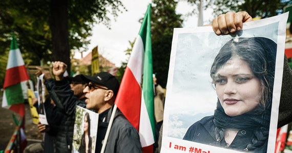 W 16 z 31 prowincji Iranu trwają protesty po śmierci Mahsy Amini – podaje amerykańska rozgłośnia Głos Ameryki. Kobieta została zatrzymana przez policję ds. moralności, bo według mundurowych hidżab niedostatecznie zasłaniał jej włosy. Zmarła w ubiegły piątek w szpitalu. 