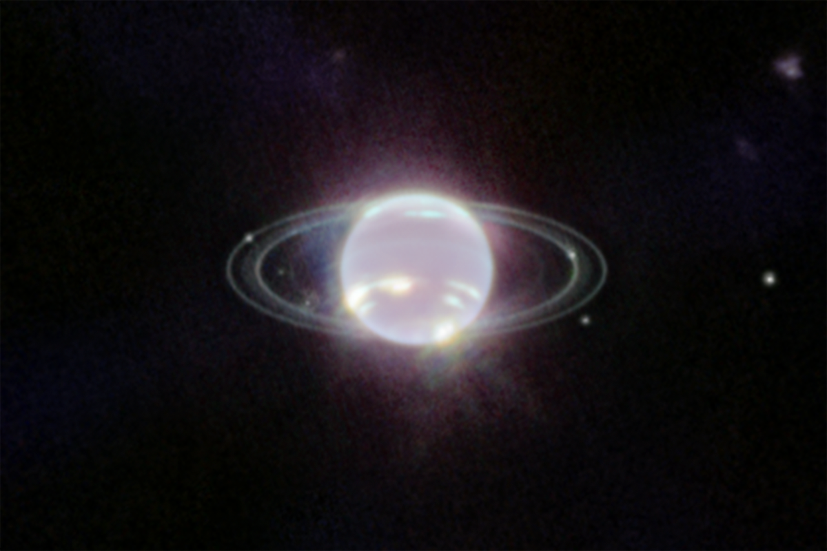 NASA publikuje kolejne zdjęcia potwierdzające nadzwyczajne możliwości nowego teleskopu kosmicznego Jamesa Webba. Tym razem mamy okazję obejrzeć zdjęcie naszego podwórka, czyli Układu Słonecznego. Widać na nim Neptuna i jego pierścienie. Webb nie tylko dostarczył astronomom najlepsze zdjęcie ciemniejszych, pyłowych pierścieni tego lodowego giganta od ponad 30 lat, ale i przedstawił tę planetę w zupełnie nowym świetle, dokładnie w bliskiej podczerwieni. Na zdjęciu można dostrzec też 7 z 14 znanych księżyców Neptuna.