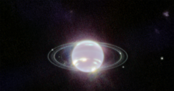 NASA publikuje kolejne zdjęcia potwierdzające nadzwyczajne możliwości nowego teleskopu kosmicznego Jamesa Webba. Tym razem mamy okazję obejrzeć zdjęcie naszego podwórka, czyli Układu Słonecznego. Widać na nim Neptuna i jego pierścienie. Webb nie tylko dostarczył astronomom najlepsze zdjęcie ciemniejszych, pyłowych pierścieni tego lodowego giganta od ponad 30 lat, ale i przedstawił tę planetę w zupełnie nowym świetle, dokładnie w bliskiej podczerwieni. Na zdjęciu można dostrzec też 7 z 14 znanych księżyców Neptuna.