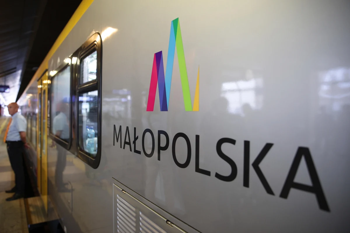 Samorządowy przewoźnik Koleje Małopolskie przewiozły w sierpniu br. 686 tys. 275 pasażerów - to największa liczba obsłużonych osób w perspektywie miesiąca w historii tej spółki.